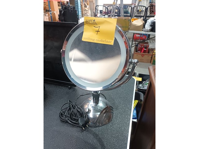 Lot 7 - make-up spiegel met lamp babyliss - afbeelding 1 van  4