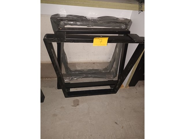 Lot 7 - metalen tafelpoten trapezium. 4 stuks - afbeelding 1 van  3