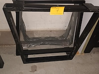 Lot 7 - metalen tafelpoten trapezium. 4 stuks