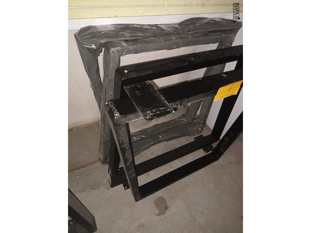 Lot 7 - metalen tafelpoten trapezium. 4 stuks - afbeelding 2 van  3