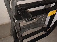 Lot 7 - metalen tafelpoten trapezium. 4 stuks - afbeelding 2 van  3