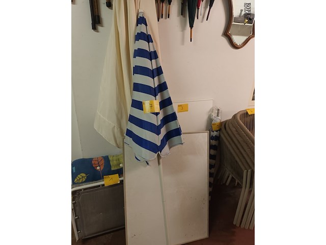 Lot 7 - parasol blauw/wit - afbeelding 1 van  2
