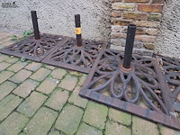 Lot 7 - parasolvoet in gietijzer. 2 stuks