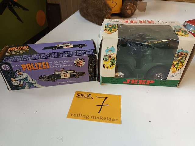 Lot 7 - polizei auto en jeep jimson. 2 stuks - afbeelding 1 van  10