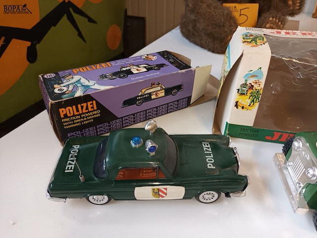 Lot 7 - polizei auto en jeep jimson. 2 stuks - afbeelding 8 van  10