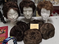 Lot 7 - pruiken & isomo hoofden - afbeelding 1 van  5
