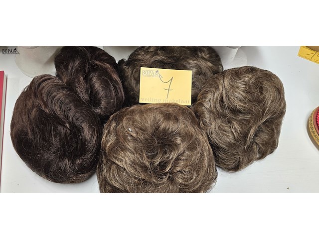 Lot 7 - pruiken & isomo hoofden - afbeelding 2 van  5