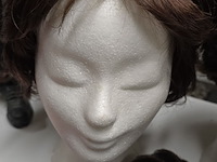 Lot 7 - pruiken & isomo hoofden - afbeelding 3 van  5