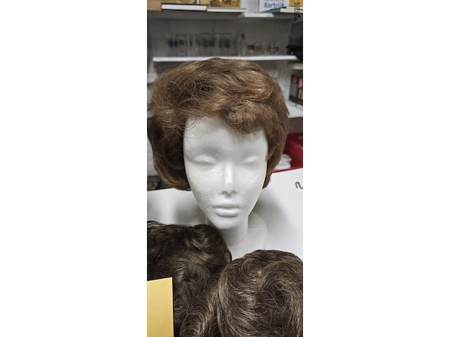 Lot 7 - pruiken & isomo hoofden - afbeelding 5 van  5