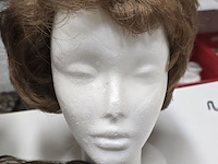 Lot 7 - pruiken & isomo hoofden - afbeelding 5 van  5