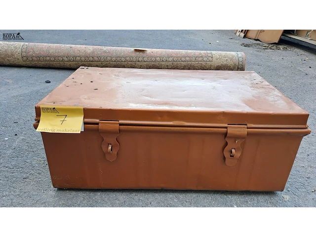 Lot 7 - roestbruine industriële metalen opbergkist - afbeelding 1 van  4