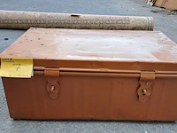 Lot 7 - roestbruine industriële metalen opbergkist
