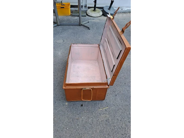 Lot 7 - roestbruine industriële metalen opbergkist - afbeelding 3 van  4