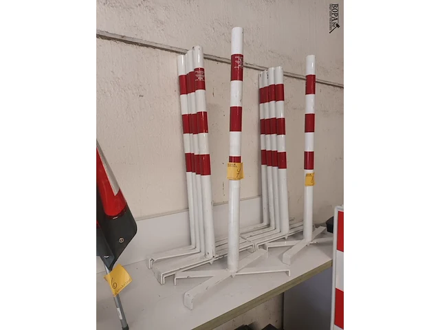 Lot 7 - rood/witte afzetpalen. 5 stuks - afbeelding 1 van  2