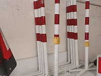 Lot 7 - rood/witte afzetpalen. 5 stuks