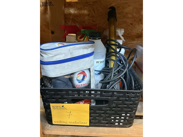 Lot 7 - schoonmaakproducten en olie voor auto + lamp bosch - afbeelding 1 van  2