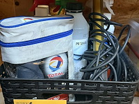 Lot 7 - schoonmaakproducten en olie voor auto + lamp bosch - afbeelding 1 van  2