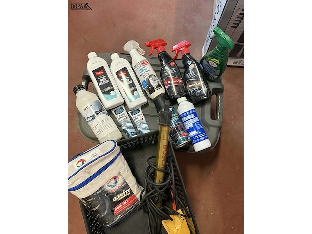 Lot 7 - schoonmaakproducten en olie voor auto + lamp bosch - afbeelding 2 van  2