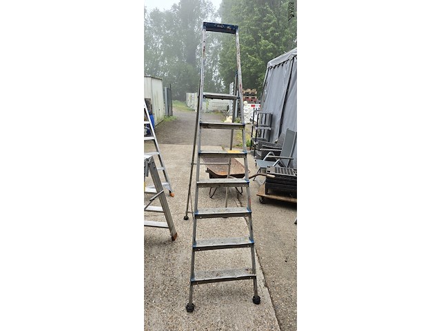 Lot 7 - trapladder 7 treden - afbeelding 1 van  4