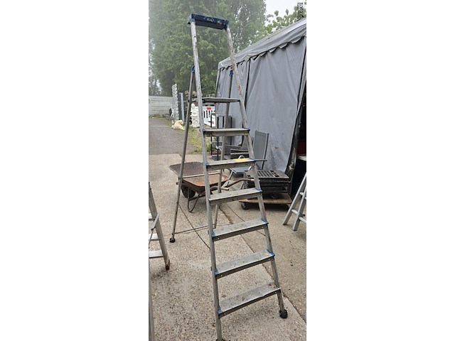 Lot 7 - trapladder 7 treden - afbeelding 2 van  4