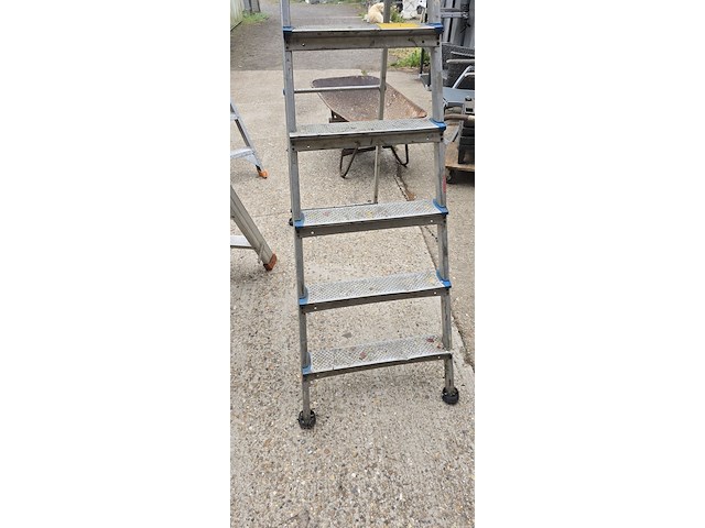 Lot 7 - trapladder 7 treden - afbeelding 3 van  4