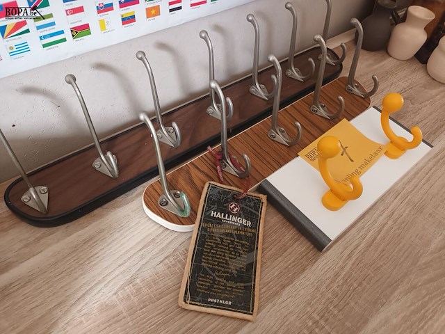 Lot 7 - vintage wand kapstokken. 3 stuks - afbeelding 2 van  2