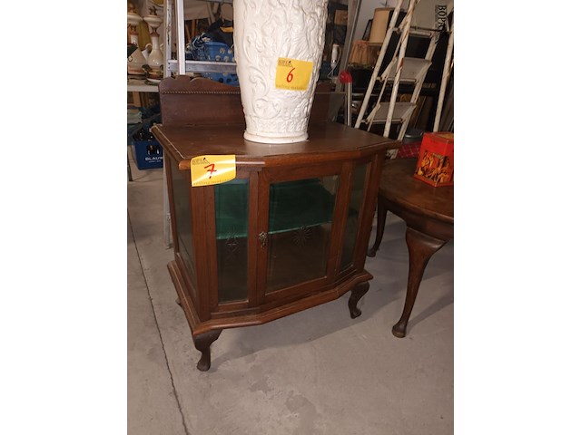 Lot 7 - vitrine kastje - afbeelding 1 van  3