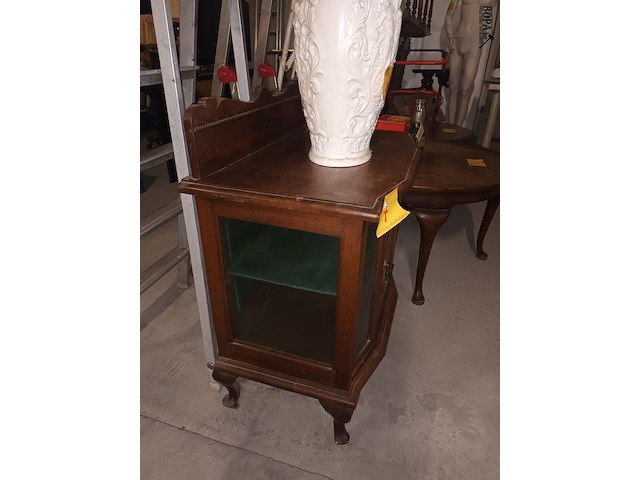 Lot 7 - vitrine kastje - afbeelding 2 van  3