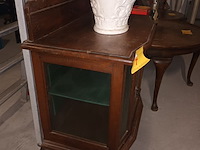 Lot 7 - vitrine kastje - afbeelding 2 van  3