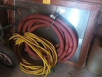Lot 7 - waterslangen en houten raam