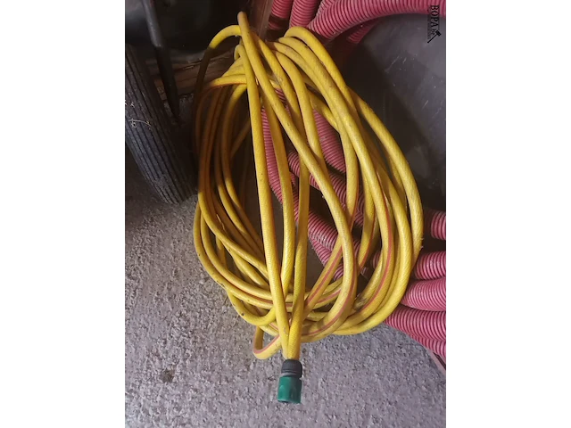 Lot 7 - waterslangen en houten raam - afbeelding 2 van  3