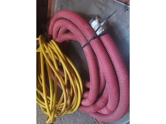 Lot 7 - waterslangen en houten raam - afbeelding 3 van  3