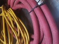 Lot 7 - waterslangen en houten raam - afbeelding 3 van  3