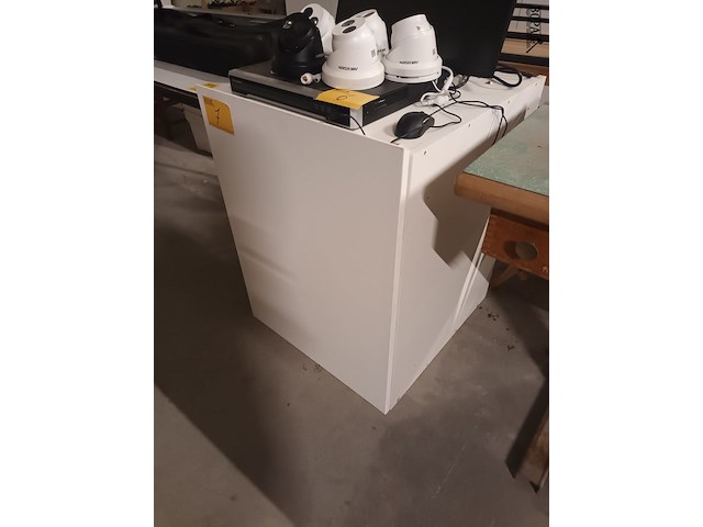 Lot 7 - witte houten kast - afbeelding 1 van  3