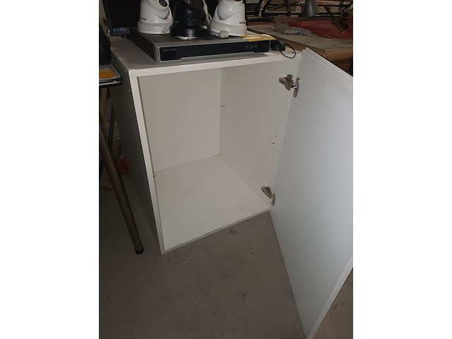 Lot 7 - witte houten kast - afbeelding 2 van  3