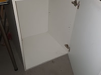 Lot 7 - witte houten kast - afbeelding 2 van  3