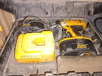 Lot 70 - accu schroef/boormachine dewalt - afbeelding 1 van  5