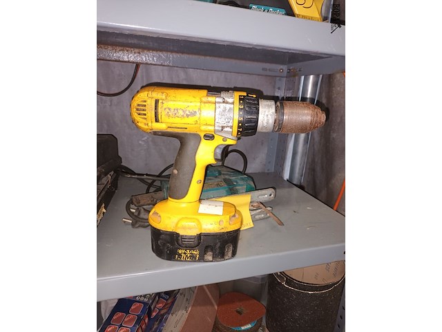 Lot 70 - accu schroef/boormachine dewalt - afbeelding 4 van  5