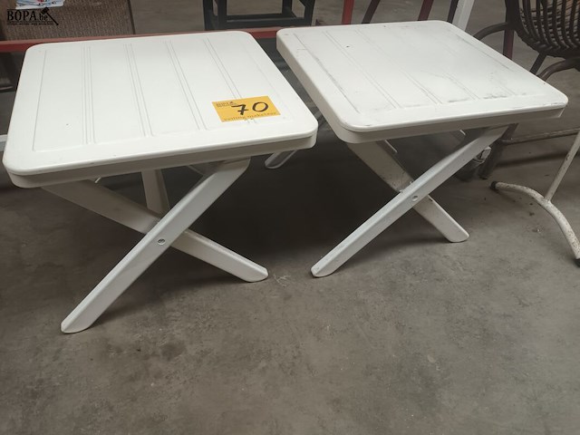 Lot 70 - bijzettafel in witte pvc. 2 stuks - afbeelding 1 van  3