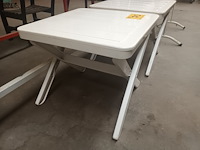 Lot 70 - bijzettafel in witte pvc. 2 stuks - afbeelding 2 van  3