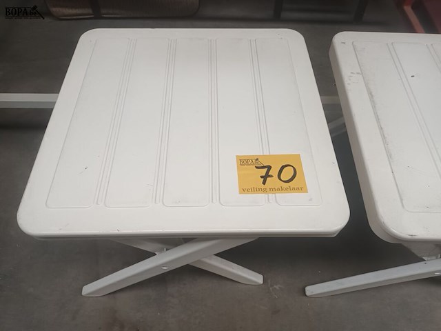 Lot 70 - bijzettafel in witte pvc. 2 stuks - afbeelding 3 van  3