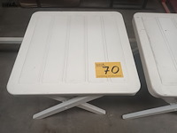 Lot 70 - bijzettafel in witte pvc. 2 stuks - afbeelding 3 van  3