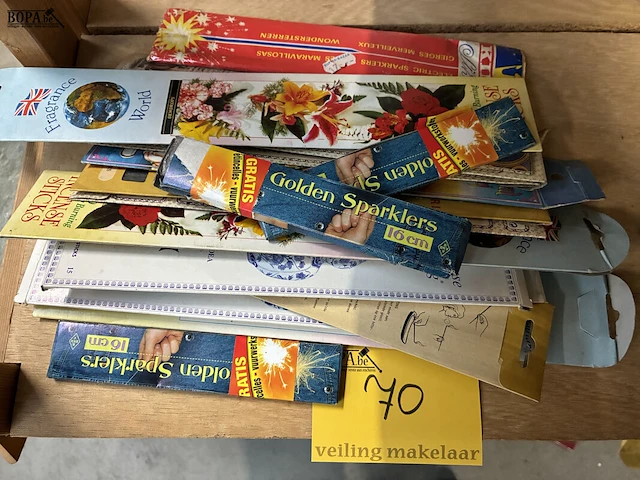 Lot 70 - diverse pakjes wierook en vuurwerk - afbeelding 1 van  2