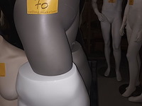 Lot 70 - heupmodel vrouw. 3 stuks - afbeelding 1 van  2