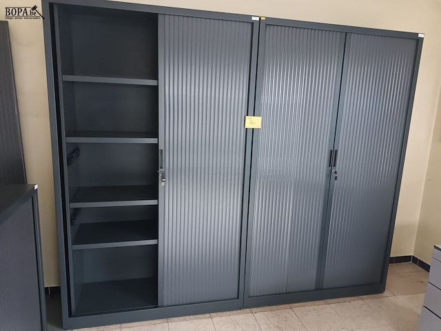 Lot 70 - hoge roldeurkast. 2 stuks - afbeelding 1 van  4