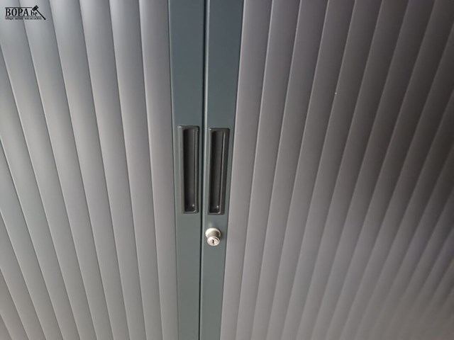 Lot 70 - hoge roldeurkast. 2 stuks - afbeelding 2 van  4