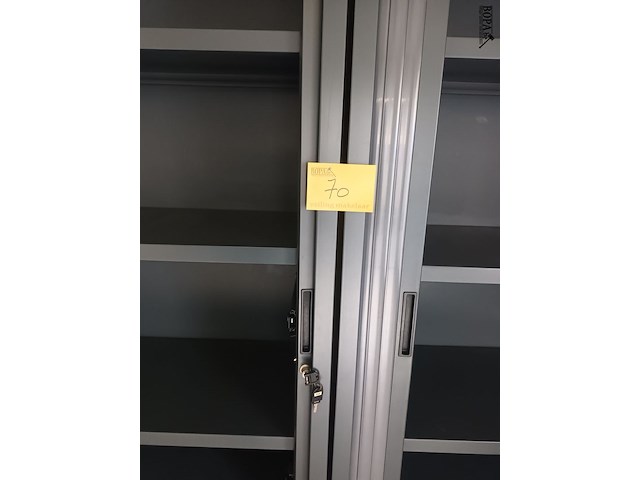 Lot 70 - hoge roldeurkast. 2 stuks - afbeelding 3 van  4