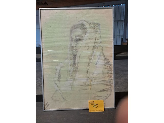 Lot 70 - houtskooltekening van vrouw met hoofddoek door geert castele - afbeelding 1 van  3
