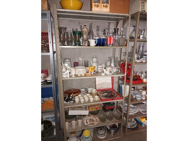 Lot 70 - keukenmateriaal en huisraad. inhoud rek - afbeelding 1 van  5