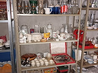 Lot 70 - keukenmateriaal en huisraad. inhoud rek - afbeelding 1 van  5